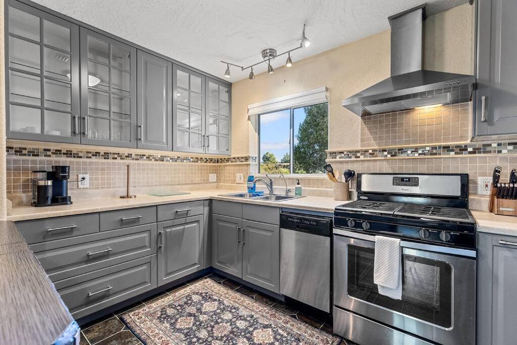 Serene Home- Sleeps 16 - Pet Friendly - Hot Tub - Pool -2 Kitchens! Sedona Exterior photo