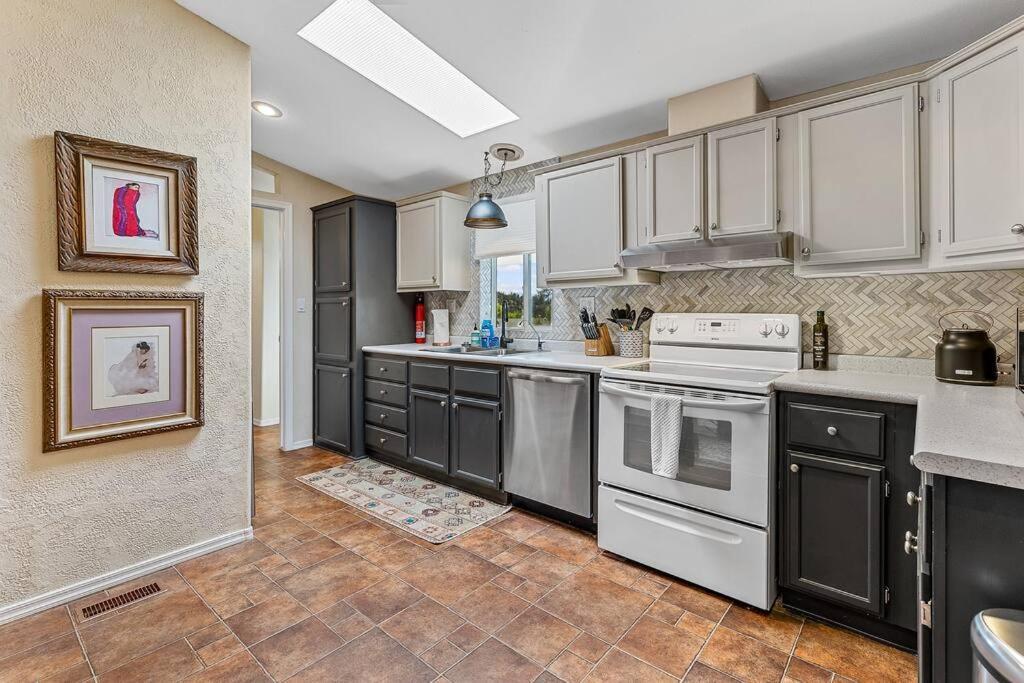 Serene Home- Sleeps 16 - Pet Friendly - Hot Tub - Pool -2 Kitchens! Sedona Exterior photo