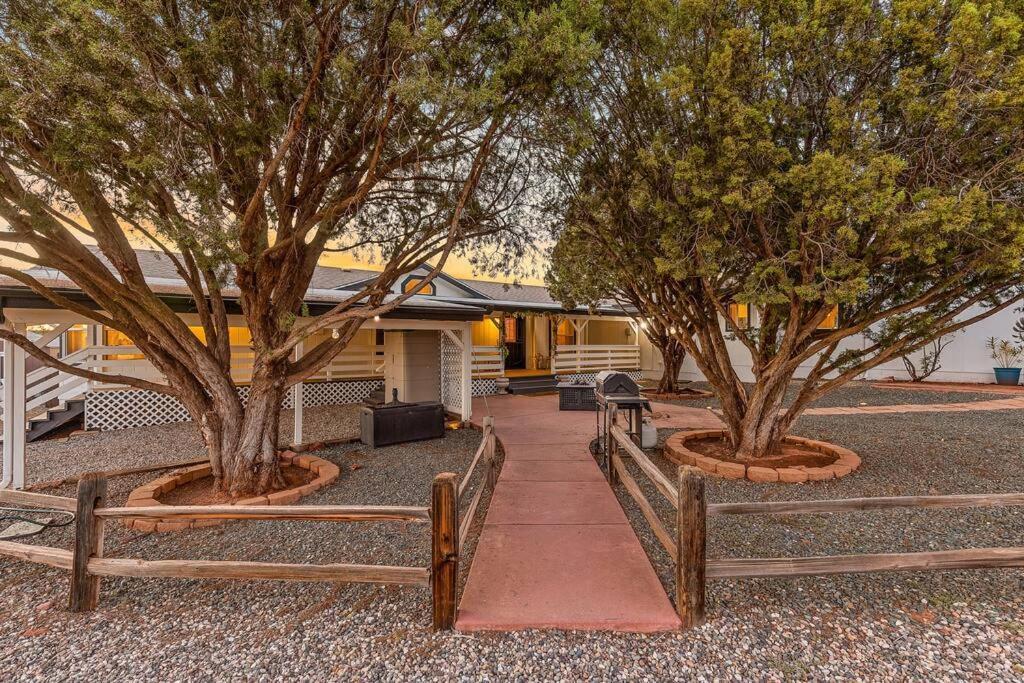 Serene Home- Sleeps 16 - Pet Friendly - Hot Tub - Pool -2 Kitchens! Sedona Exterior photo