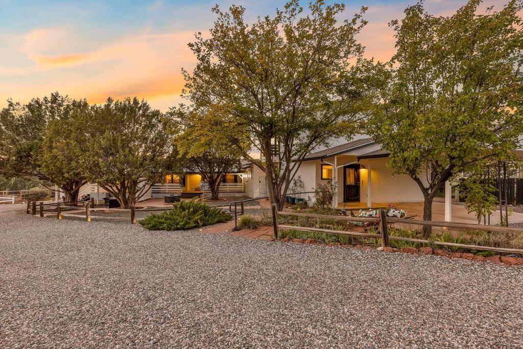 Serene Home- Sleeps 16 - Pet Friendly - Hot Tub - Pool -2 Kitchens! Sedona Exterior photo