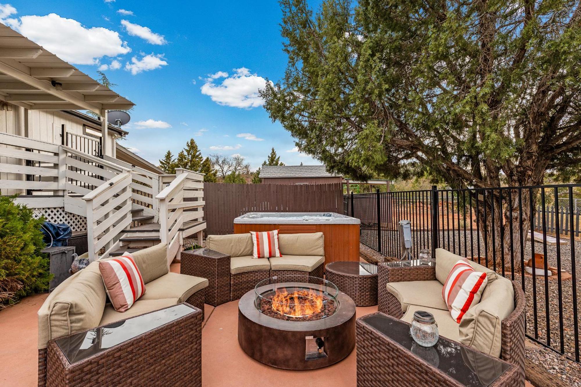 Serene Home- Sleeps 16 - Pet Friendly - Hot Tub - Pool -2 Kitchens! Sedona Exterior photo