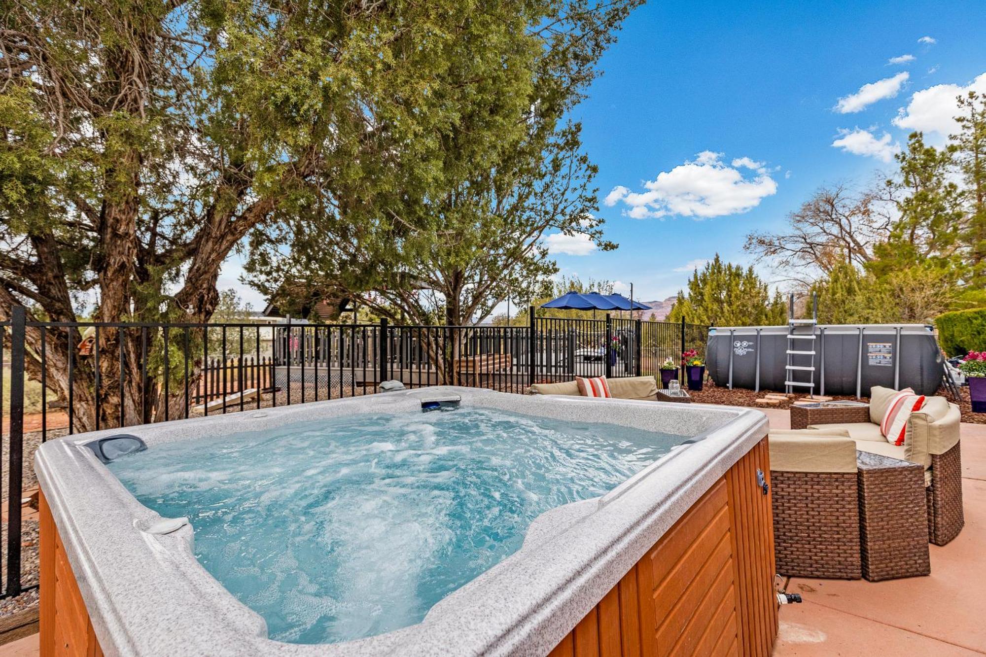Serene Home- Sleeps 16 - Pet Friendly - Hot Tub - Pool -2 Kitchens! Sedona Exterior photo