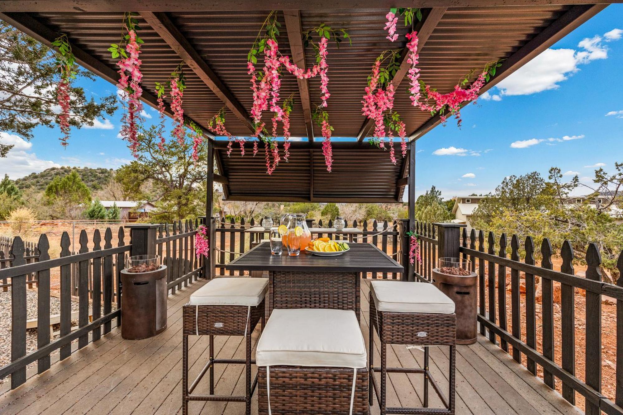 Serene Home- Sleeps 16 - Pet Friendly - Hot Tub - Pool -2 Kitchens! Sedona Exterior photo