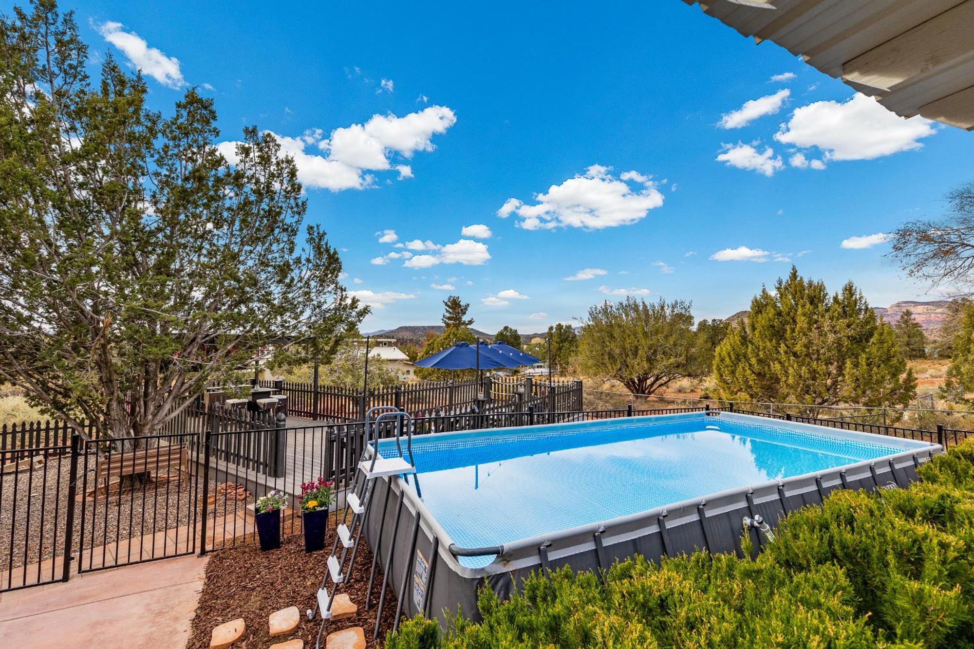 Serene Home- Sleeps 16 - Pet Friendly - Hot Tub - Pool -2 Kitchens! Sedona Exterior photo