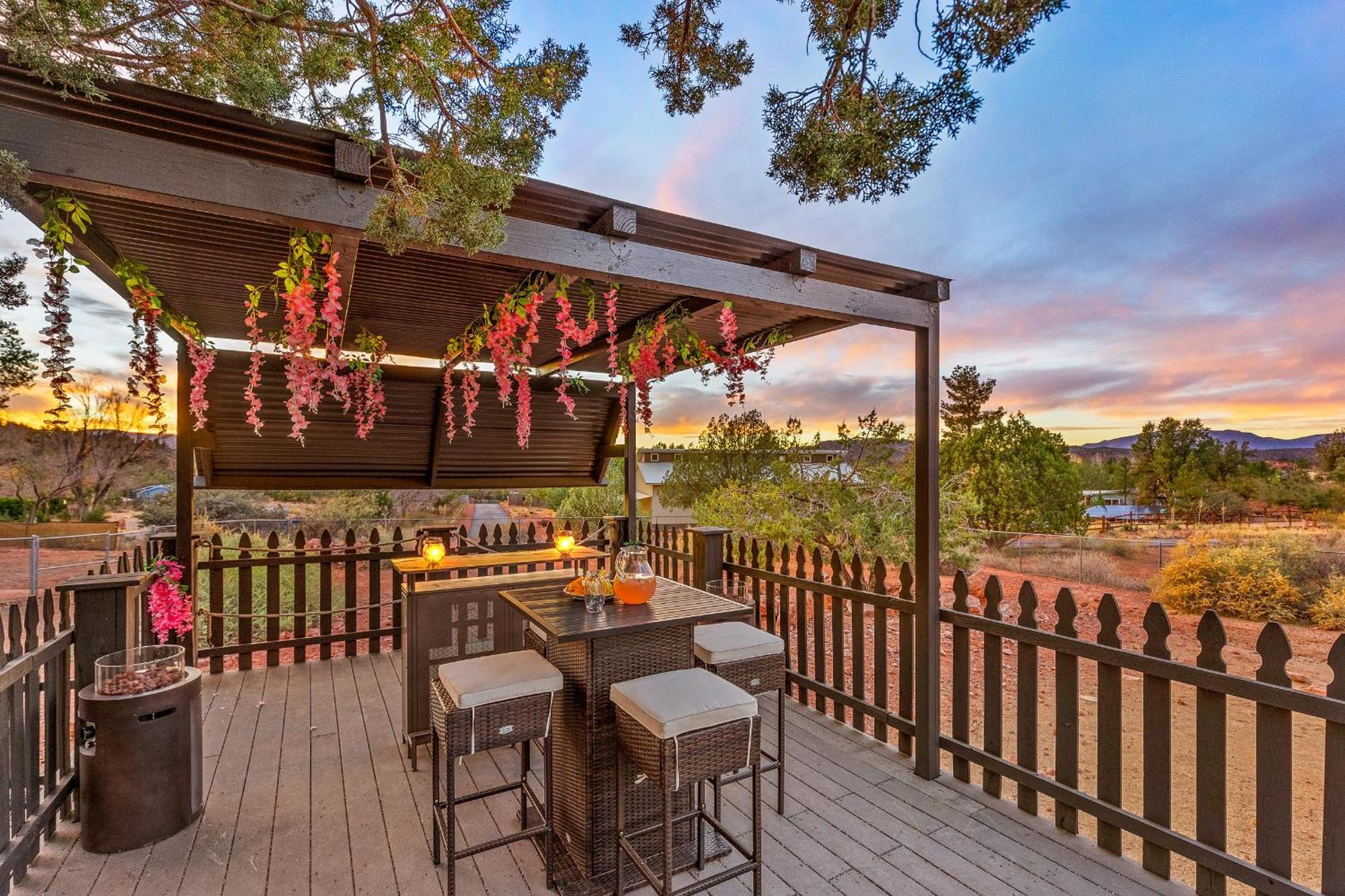 Serene Home- Sleeps 16 - Pet Friendly - Hot Tub - Pool -2 Kitchens! Sedona Exterior photo