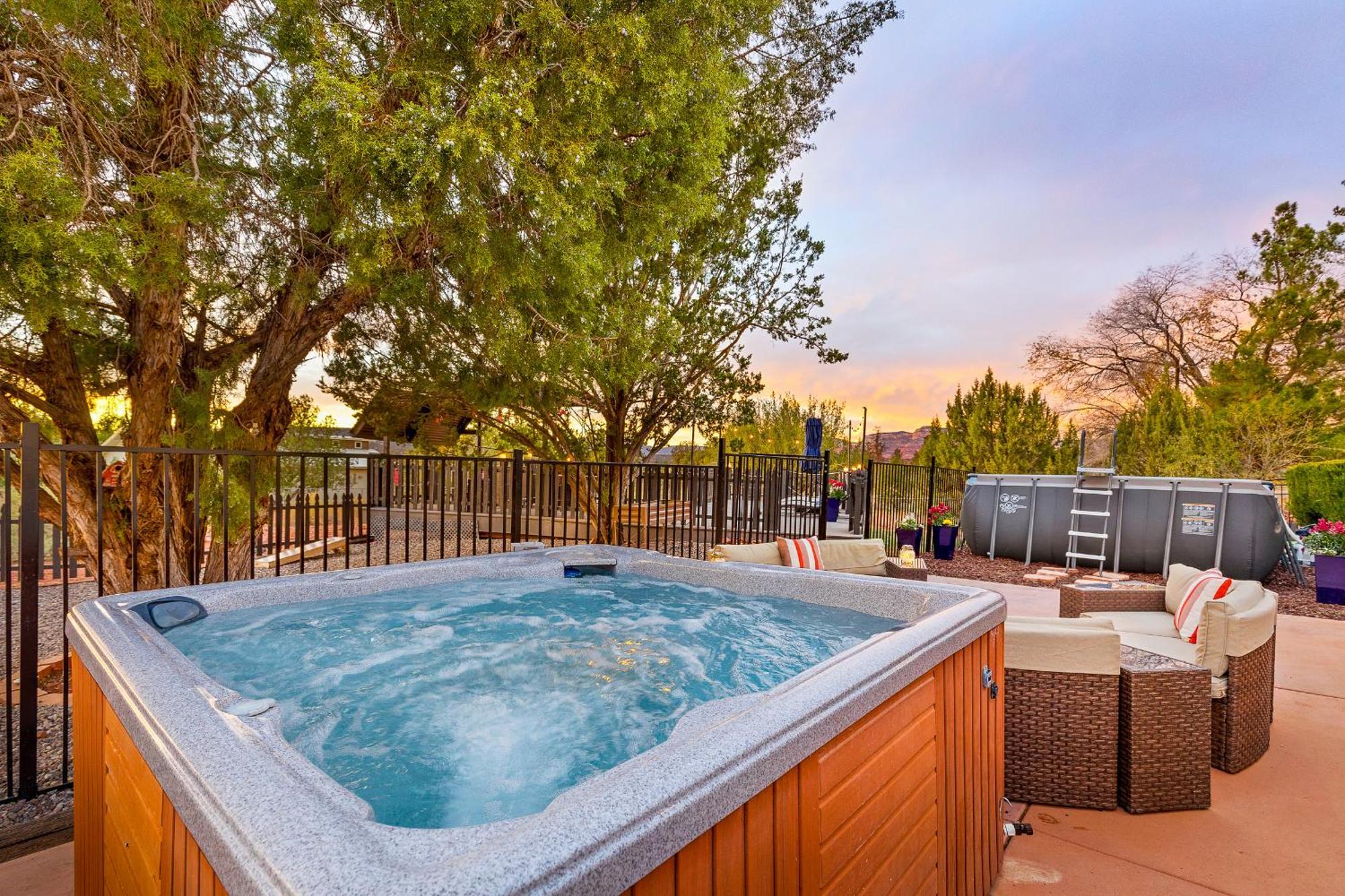 Serene Home- Sleeps 16 - Pet Friendly - Hot Tub - Pool -2 Kitchens! Sedona Exterior photo