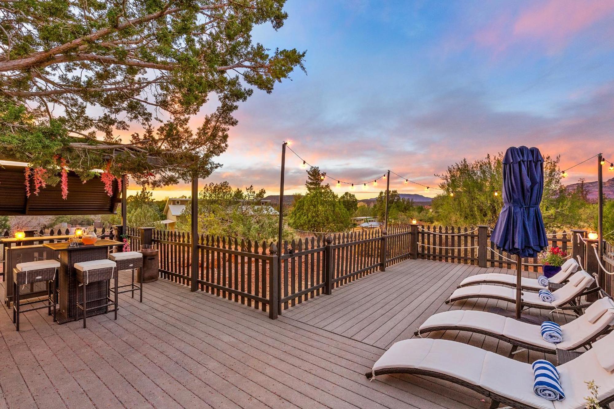 Serene Home- Sleeps 16 - Pet Friendly - Hot Tub - Pool -2 Kitchens! Sedona Exterior photo