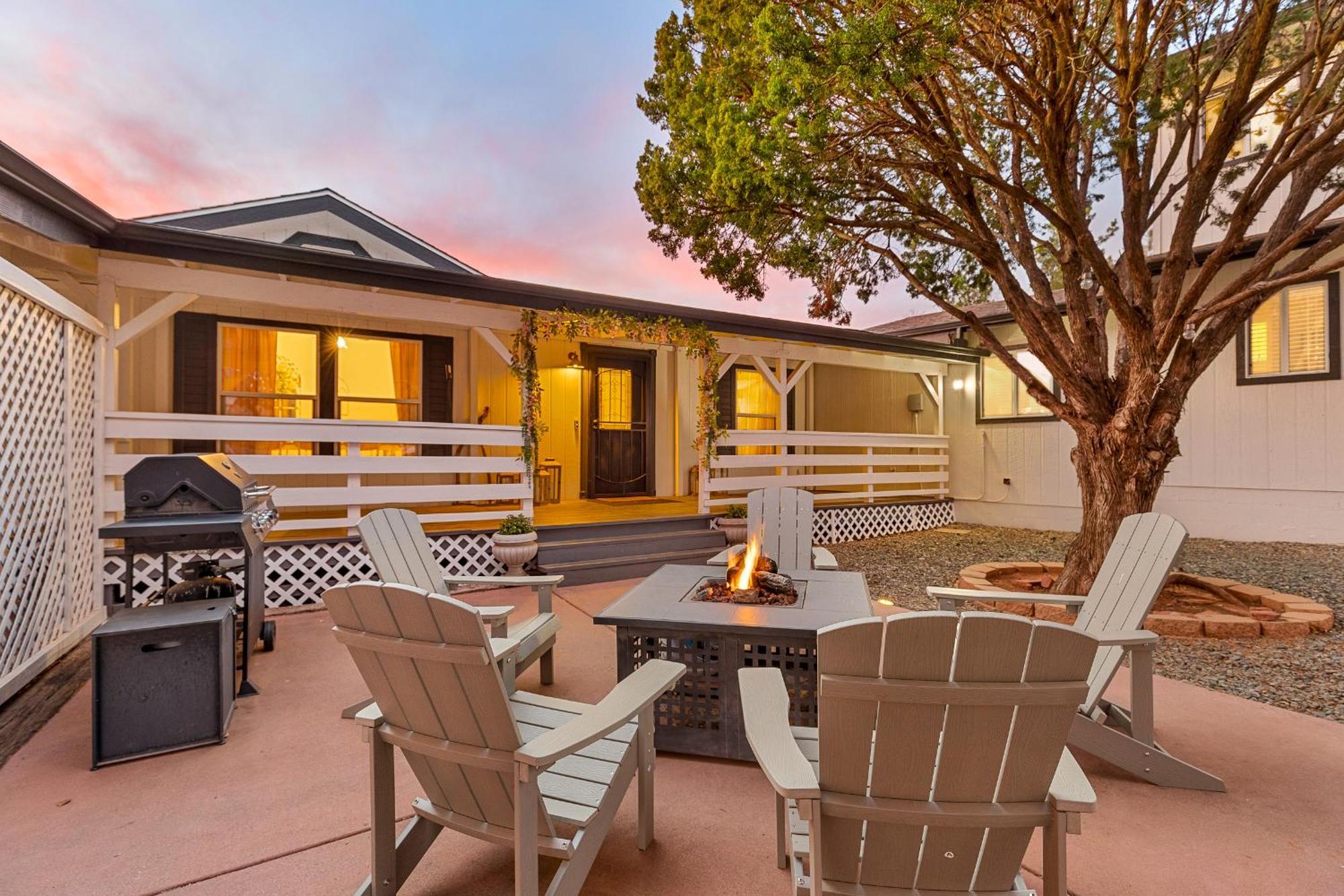 Serene Home- Sleeps 16 - Pet Friendly - Hot Tub - Pool -2 Kitchens! Sedona Exterior photo