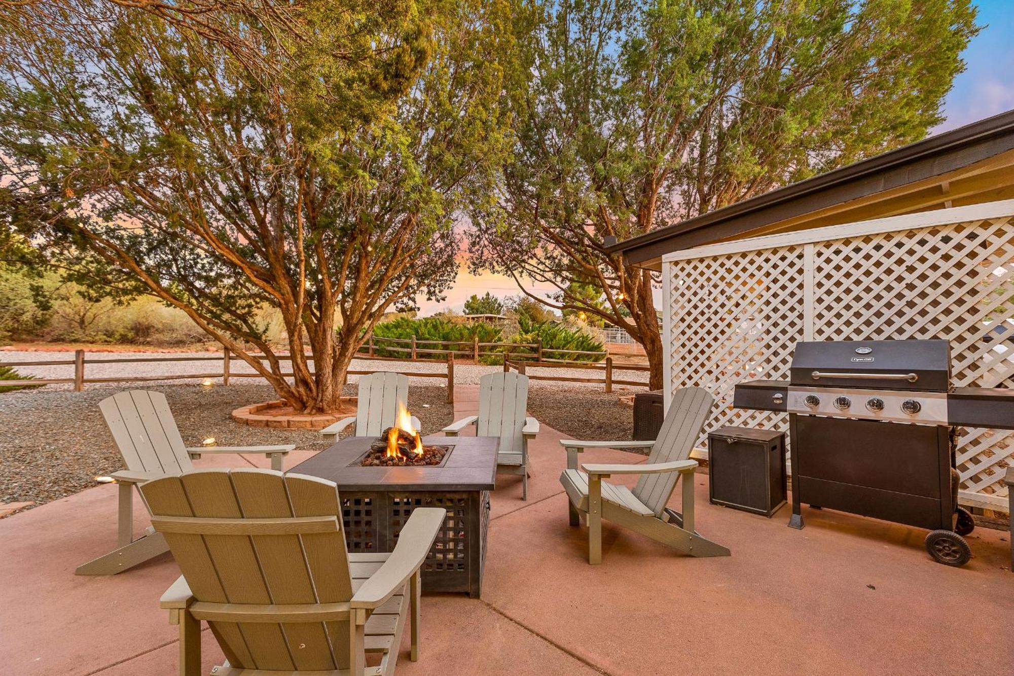 Serene Home- Sleeps 16 - Pet Friendly - Hot Tub - Pool -2 Kitchens! Sedona Exterior photo