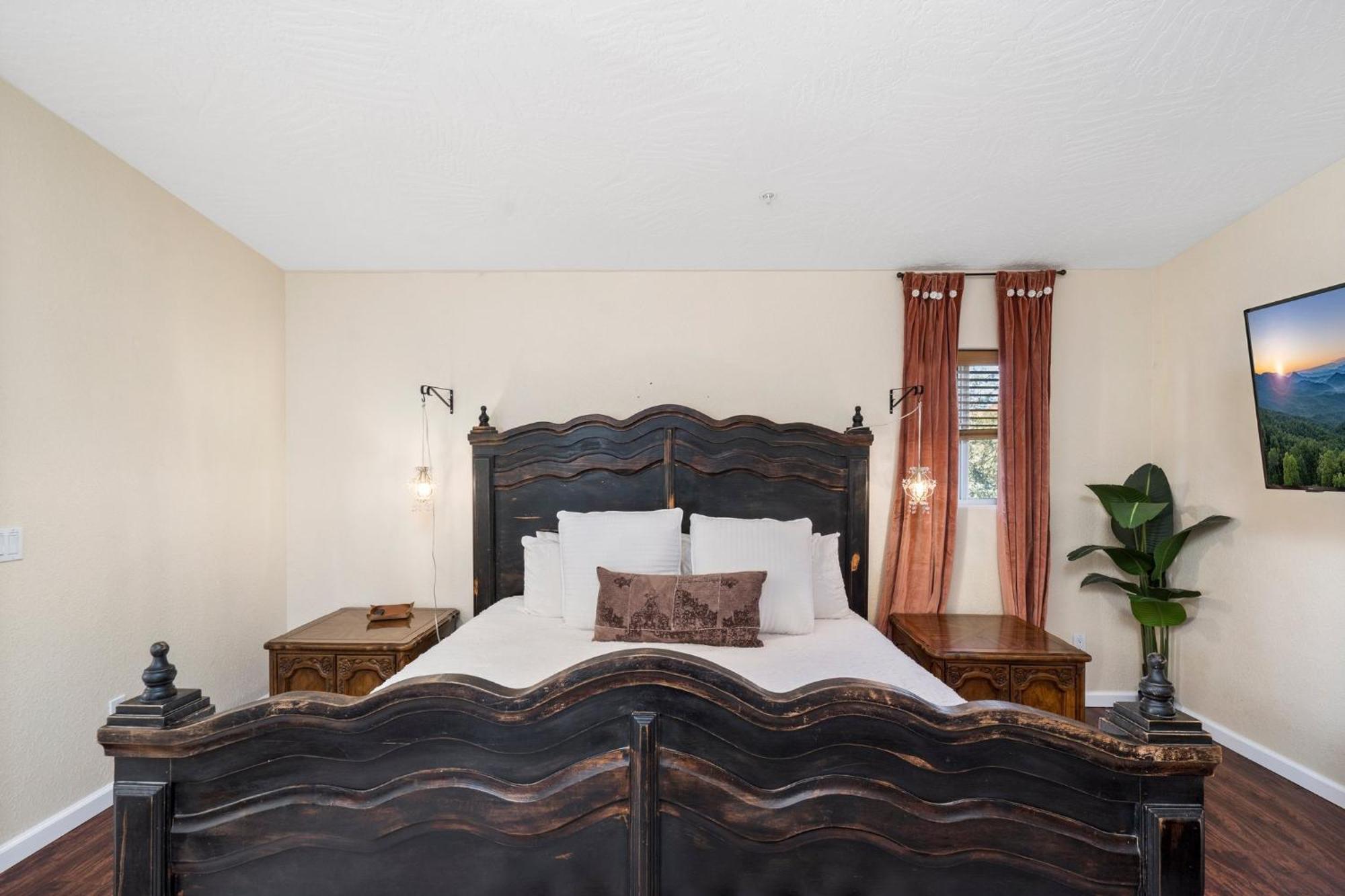 Serene Home- Sleeps 16 - Pet Friendly - Hot Tub - Pool -2 Kitchens! Sedona Exterior photo