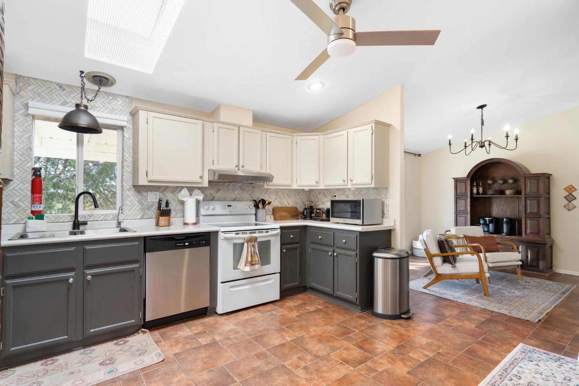Serene Home- Sleeps 16 - Pet Friendly - Hot Tub - Pool -2 Kitchens! Sedona Exterior photo