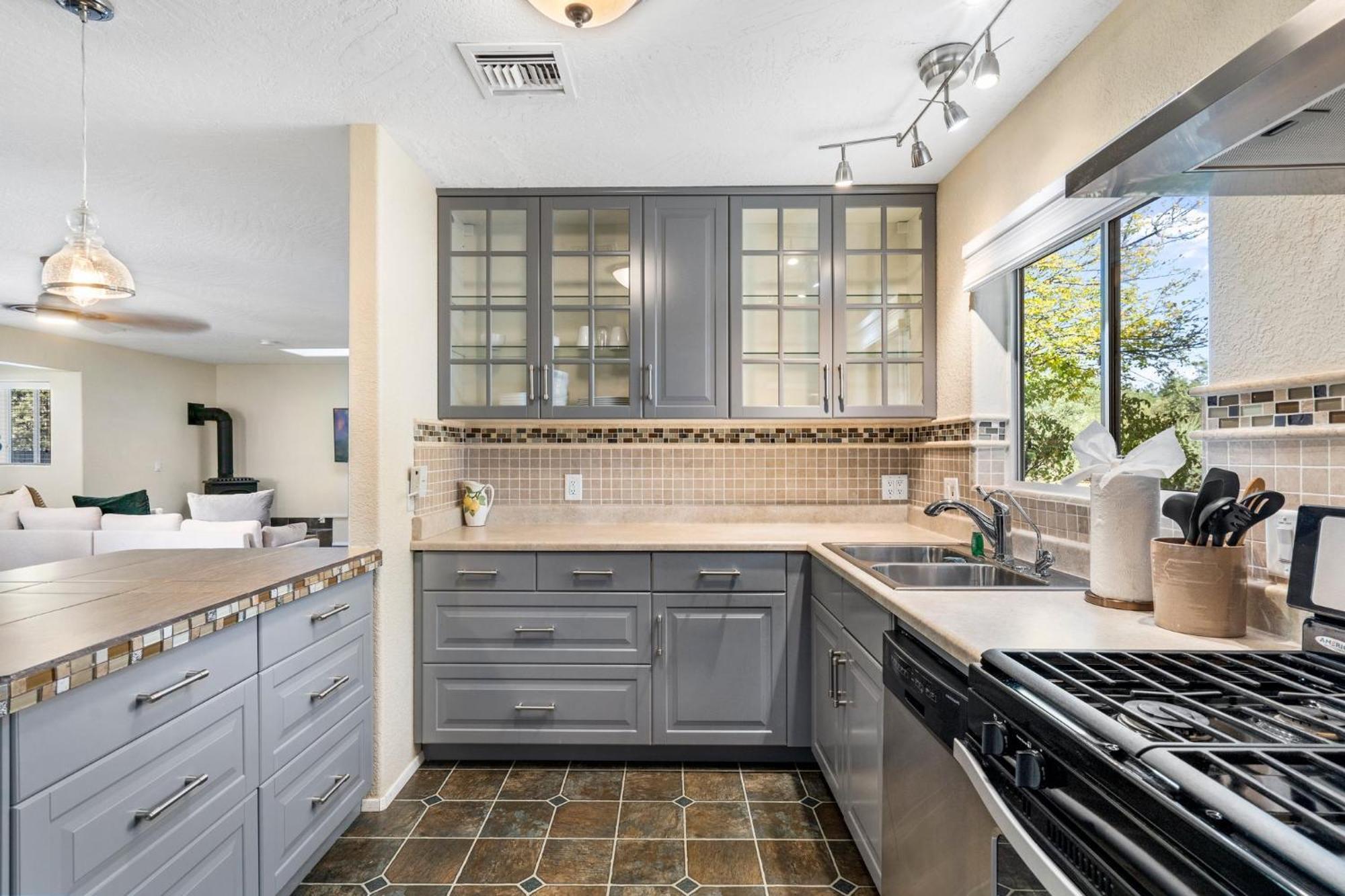 Serene Home- Sleeps 16 - Pet Friendly - Hot Tub - Pool -2 Kitchens! Sedona Exterior photo