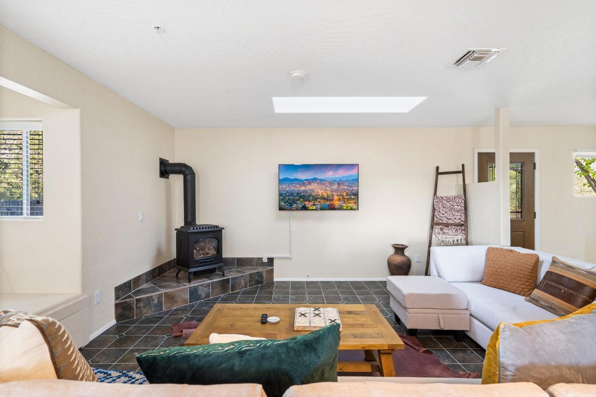 Serene Home- Sleeps 16 - Pet Friendly - Hot Tub - Pool -2 Kitchens! Sedona Exterior photo